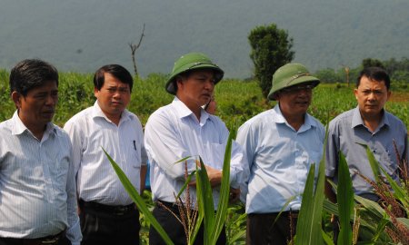 Đồng chí Nguyễn Đức Quyền – PCT TT UBND tỉnh kiểm tra tình hình khắc phục hậu quả do thiên tai trên địa bàn huyện